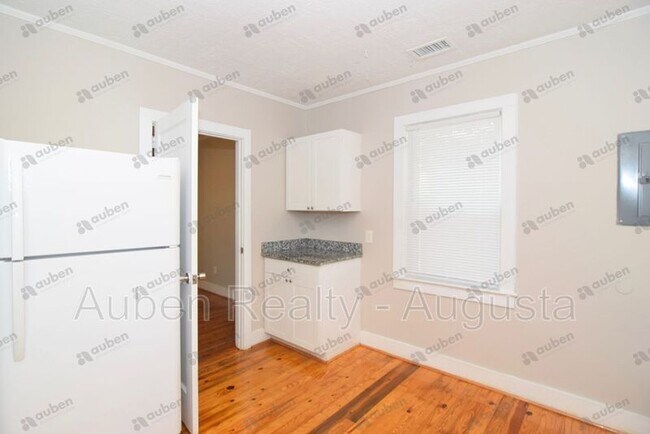 Building Photo - 2037 Spring Hill Ter