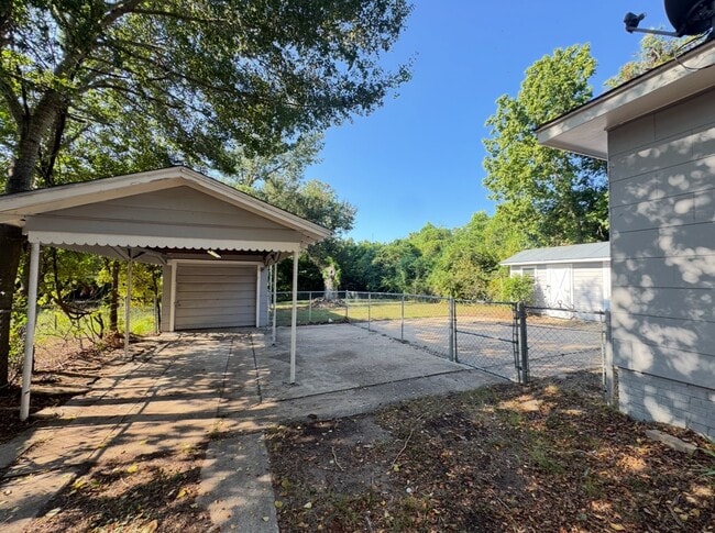 Building Photo - 1002 Barnhill St