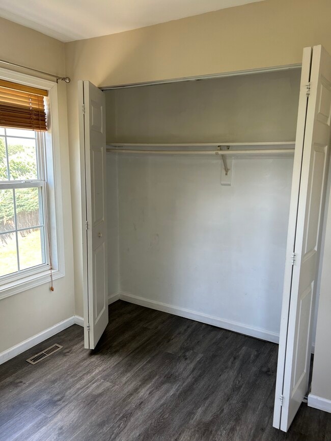 Building Photo - 511 Wellington Court