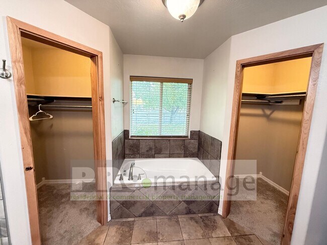 Building Photo - Spacious 4 Bedroom, 2 Bath – Country Livin...