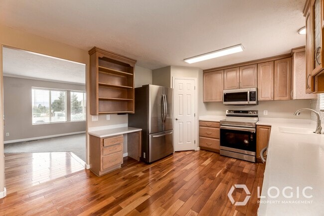 Building Photo - Gorgeous Home in Sandy!