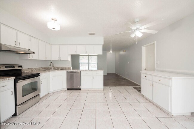 Building Photo - 2620 Elm Hurst St
