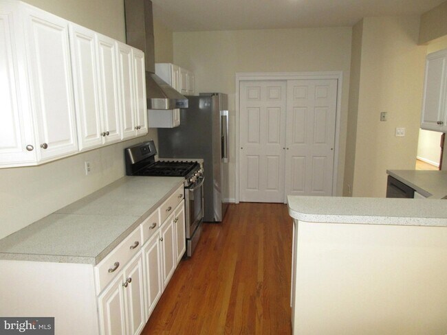 Building Photo - 525 Southampton Ln