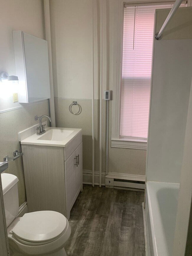 Building Photo - 1st Floor 1 Bed/1Bath,Laundry - West York Borough