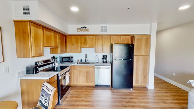 Building Photo - New Furnished Apartment