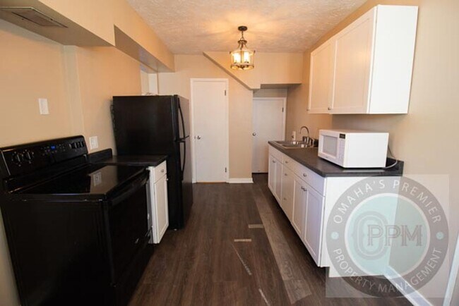 Building Photo - TRISARA 3129/3131 CASS ST