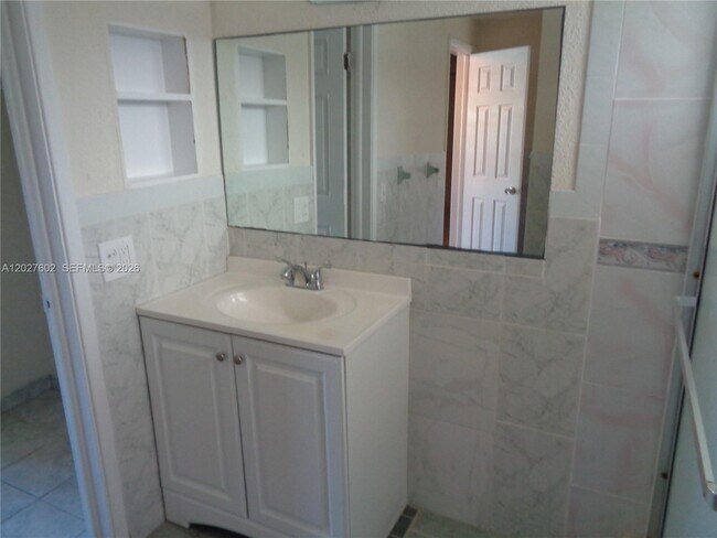 Building Photo - 450 Golden Isles Dr