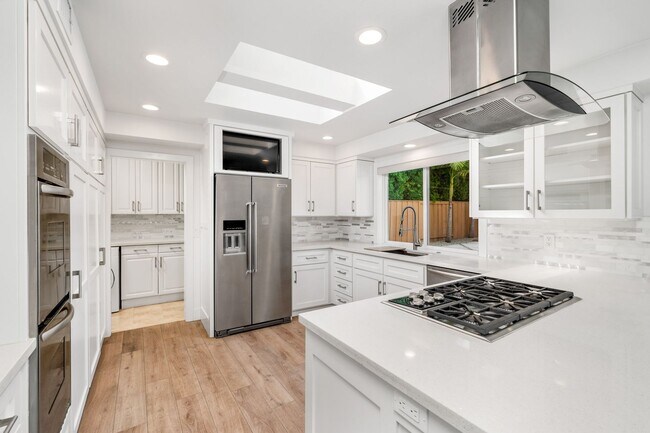 Building Photo - REMODELED 4 BD/3.5 BA RANCH STYLE HOME IN DOVER SHORES