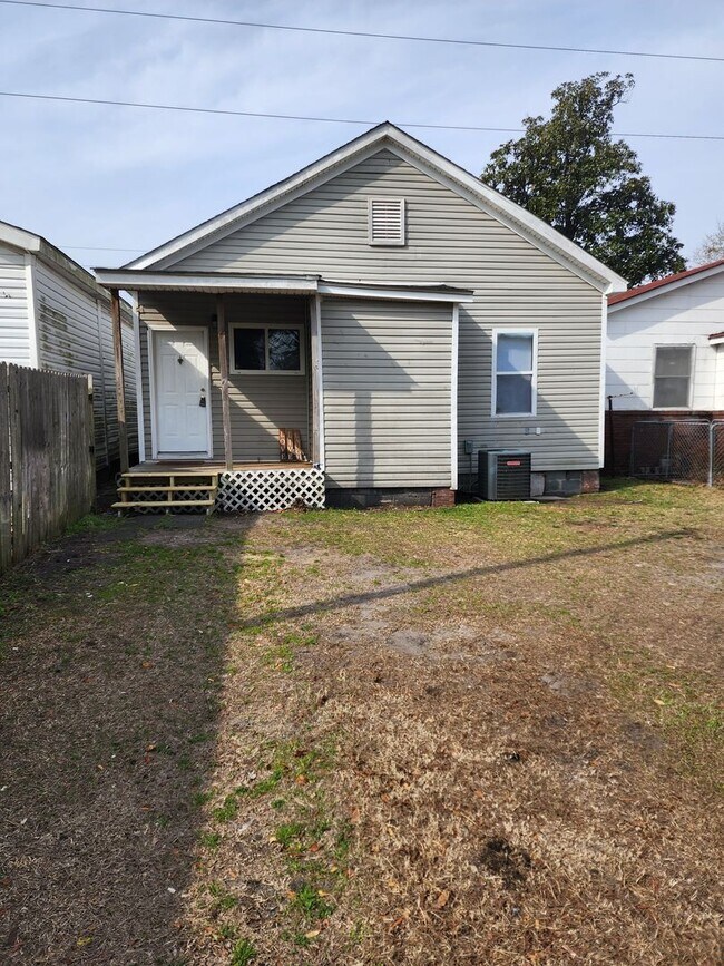 Building Photo - Downtown Wilmington Home, 3 Bedrooms | 1 Bathroom, $1,750/month | Move-in Ready