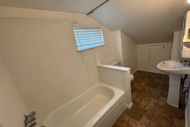 Building Photo - Spacious Colonial Heights Bungalow