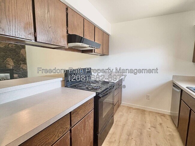 Building Photo - 2755 Fairway Dr