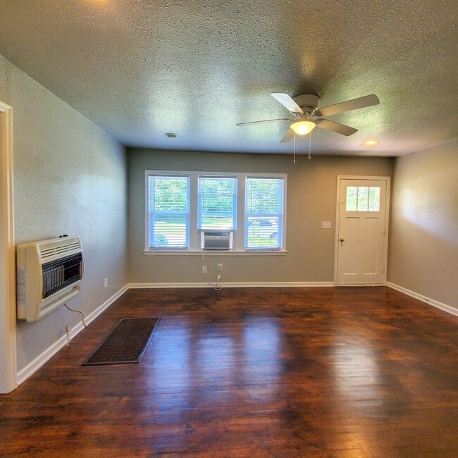 Building Photo - 2 Bedroom 1 bath Duplex