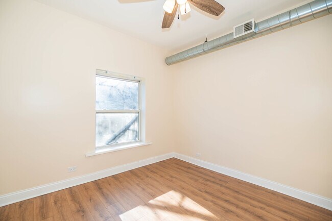 Building Photo - 1032 W Dakin St