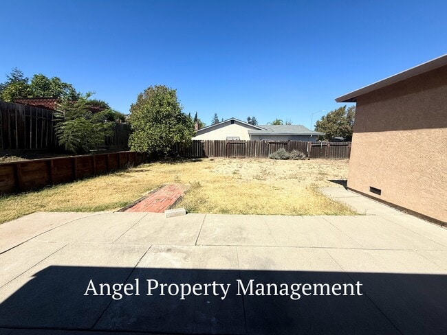 Building Photo - 2208 Begonia Ct