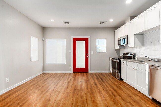 Building Photo - ***$500 Off Move In Special*** REMODELED 1...