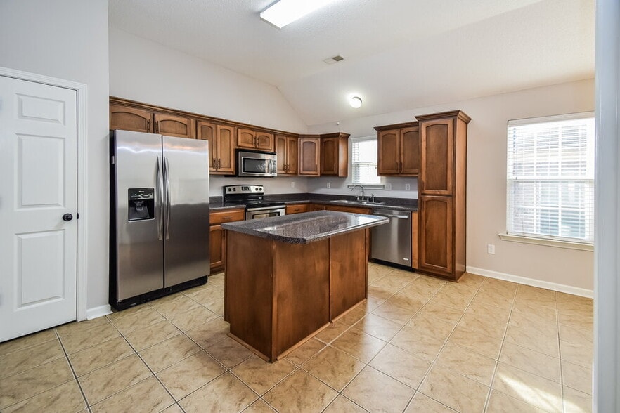 Building Photo - 7860 Ridgedale Dr