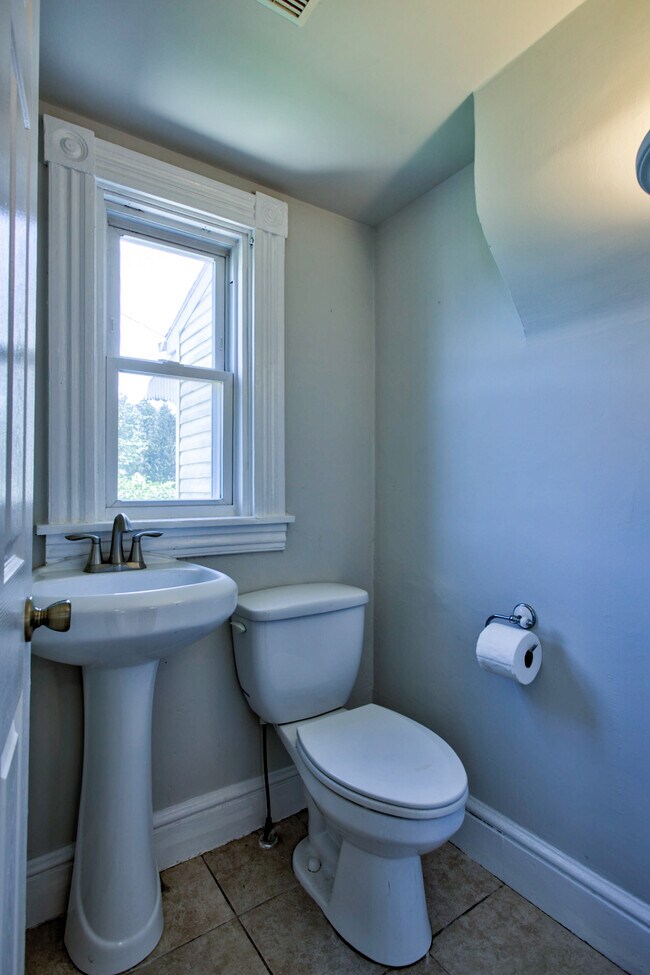 Building Photo - 1115 Frances Ave