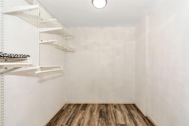 Building Photo - 26 Bounty Rd E