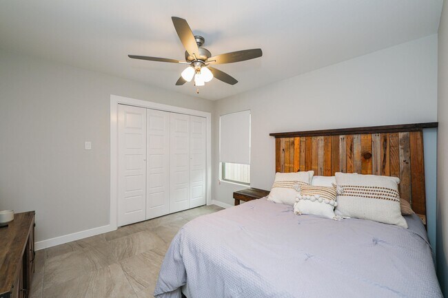 Building Photo - 1025 La Muralla St