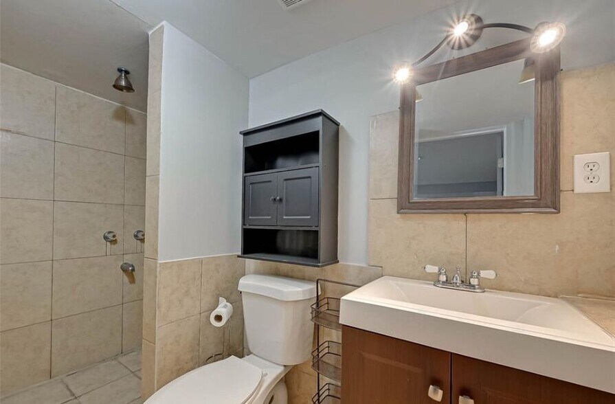 Building Photo - 13102 Richmond Ave.