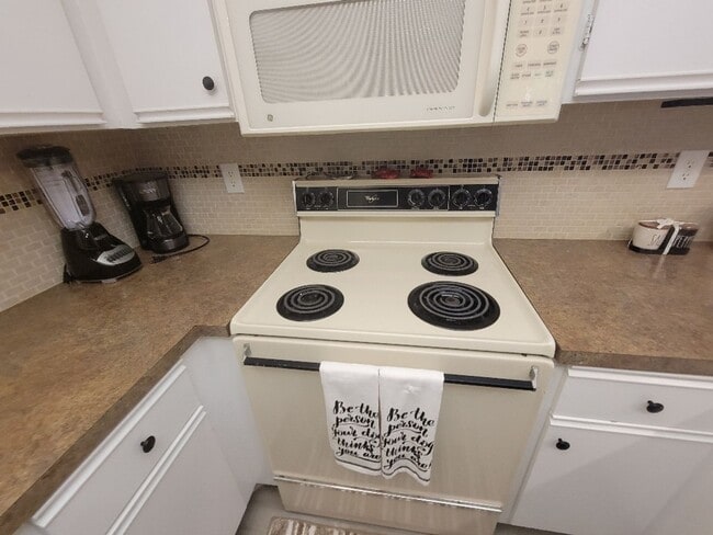 Building Photo - Lovely bottom floor UN-furnished condo Por...