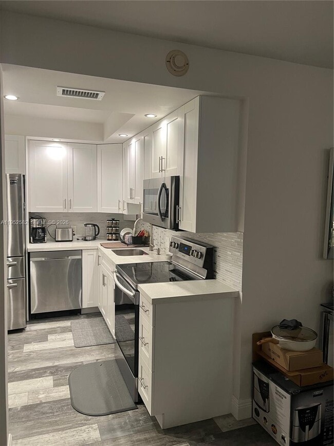 Building Photo - 3675 N Country Club Dr