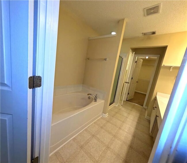 Building Photo - 4132 Royal Regency Cir