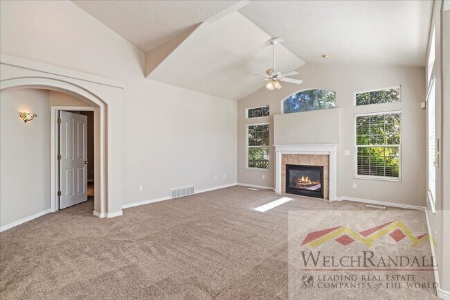 Building Photo - Very Spacious 2 Bedroom 3 Bath Ogden Home
