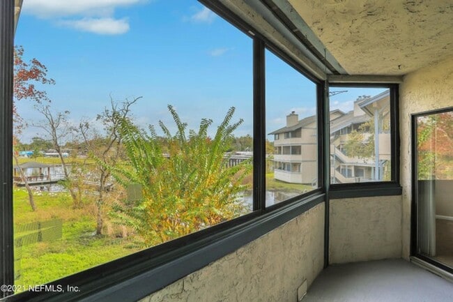 Building Photo - Amazing Views!
