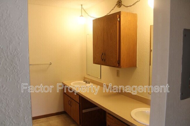 Building Photo - 1516 Warren St