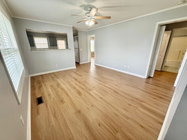 Building Photo - 3 Bed 2 Bath home with pool and lawncare included for $1825!!!