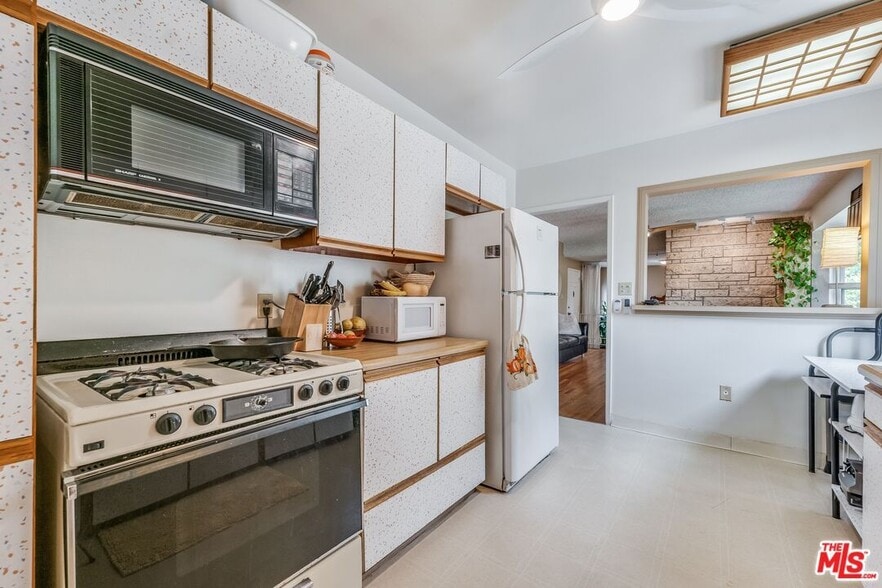 Kitchen - 1225 N Hollywood Way