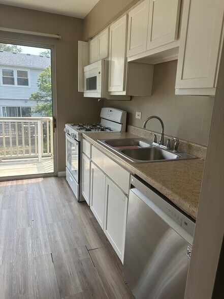 Building Photo - 320 Springlake Ln
