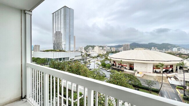 Building Photo - MOVE-IN READY 1 BED/1 BATH/1 PRKG IN 909! ...
