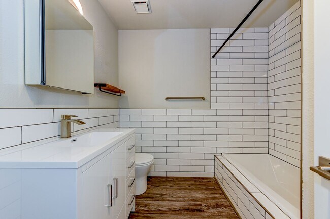 Building Photo - PRICE DROP!!!!! 2 Bedroom Condo in Great Location with Pool and Underground Parking!!