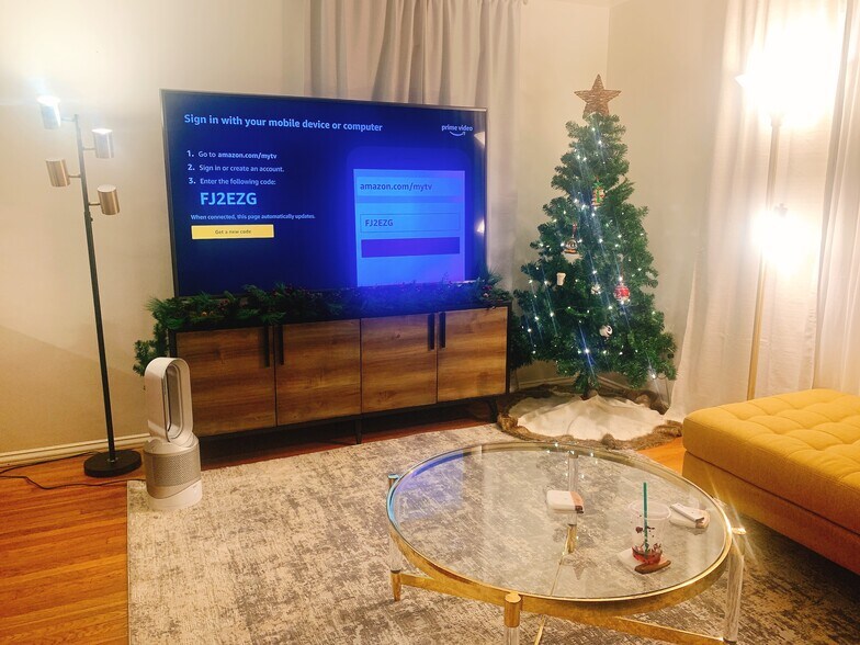 Living room - 3943 Ingraham St
