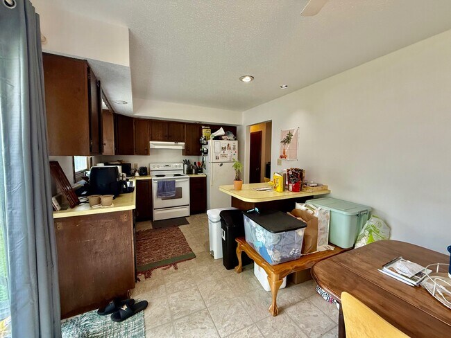 Building Photo - 620 7th Ave NW