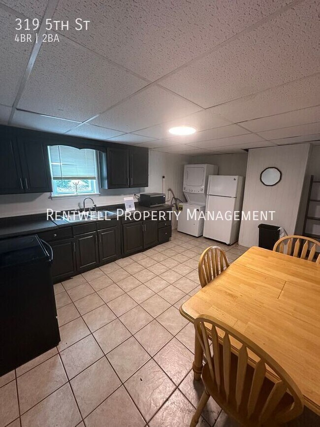 Building Photo - 319 5th St