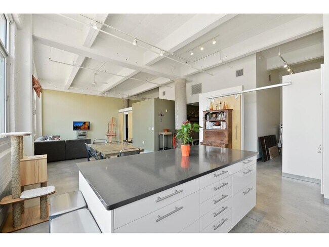 Building Photo - 700 N Washington Ave