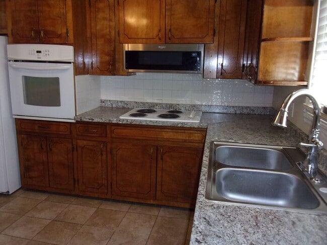 Building Photo - 3 Bedroom 2 Bath Beautifully Renovated Home in Lancaster