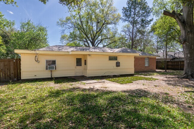 Building Photo - 2015 Wycliffe Dr