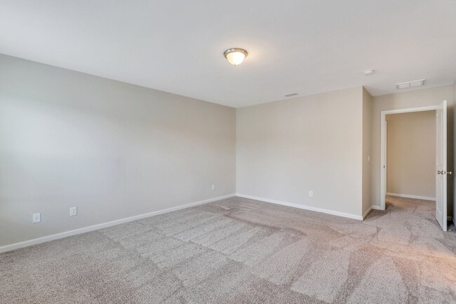 Building Photo - 4 Bed/2.5 Bath in The Commons