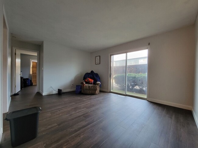 Building Photo - Renovated 2 Bedroom Apartment Conveniently...