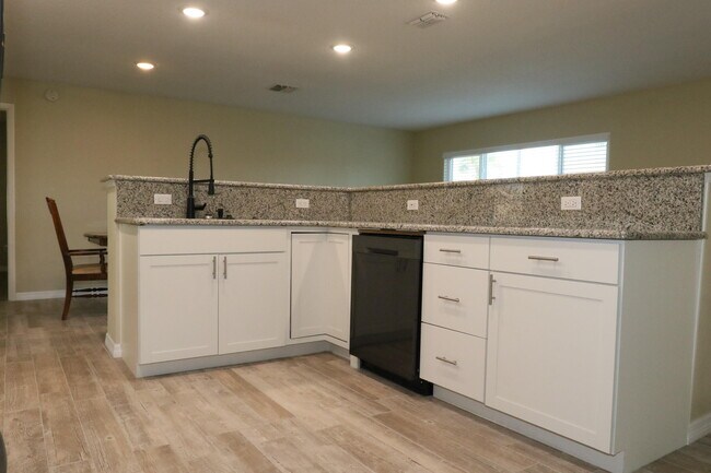 Building Photo - 1510 W Riviera Dr