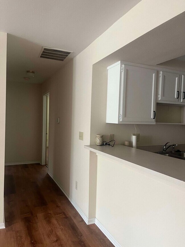 Building Photo - Updated and bright two bedroom condo