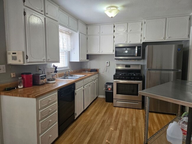 Building Photo - Furnished Three Bedroom Home With Flexible Lease Terms