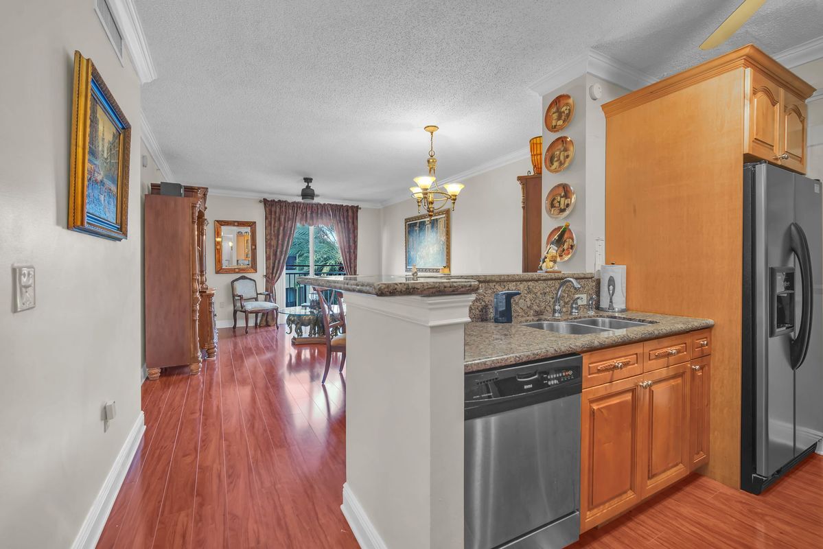 Building Photo - 630 S Sapodilla Ave