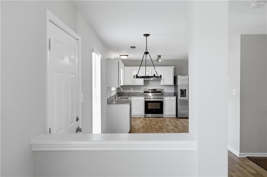 Building Photo - 1098 Village Creek