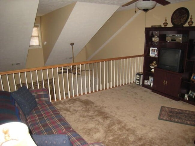 Building Photo - 2 bed + Bonus Room - Great School District...