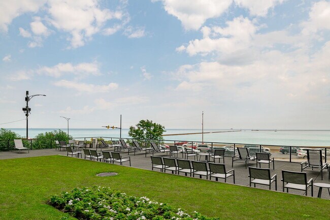 Building Photo - 910 N Lake Shore Dr